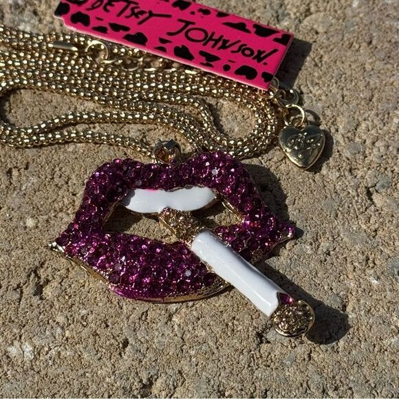 NECKLACE! Betsey Johnson Sassy Purple Lips Pendant Necklace BNWT - Picture 1 of 6